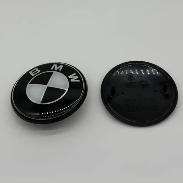 Emblem 82mm Svart Vit (Svart bas) till Bmw 82mm
