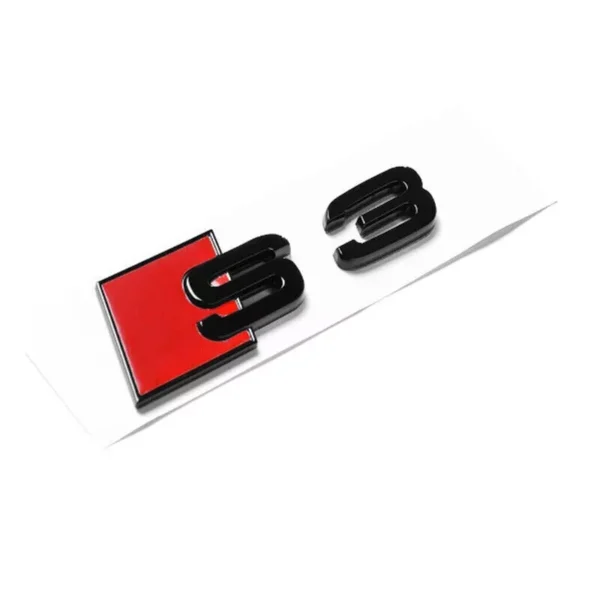 Svart Audi S3 emblem modellbeteckning