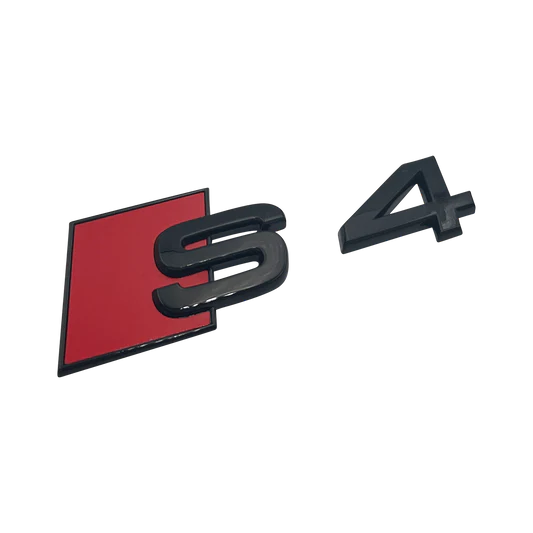 Svart Audi modellbeteckning S4 Baklucka emblem