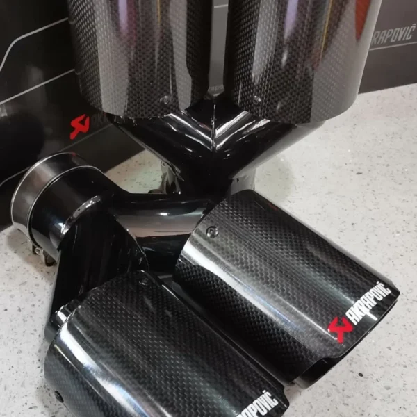 Utblås kolfiber Ändrör Akrapovic Svarta 2,5