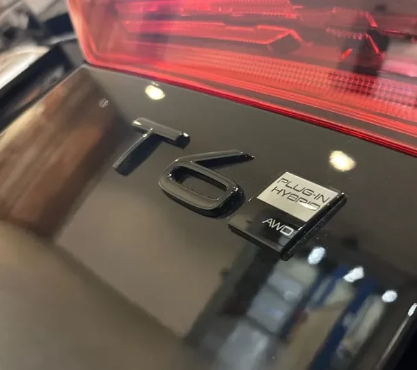Volvo emblem T6 blanksvart & krom
